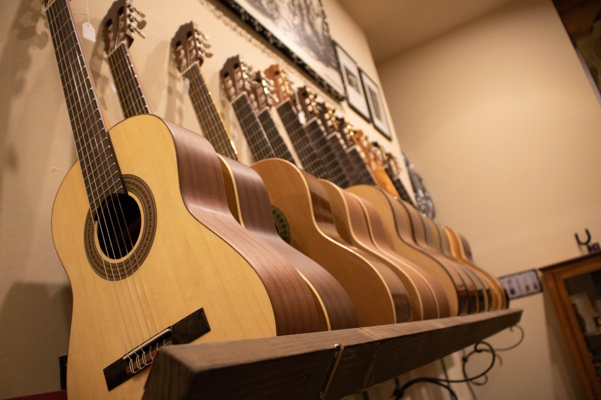 mariaabellido_'s tweet photo. La tienda de mi madre en Granada ha tenido que cerrar por las nuevas medidas. Es una tienda especializada en guitarras con más de 20 años de experiencia. Estamos intentando mudarnos online os dejo los links de redes sociales abajo y os pido difusión porfa!! https://t.co/FpADNtTKHO