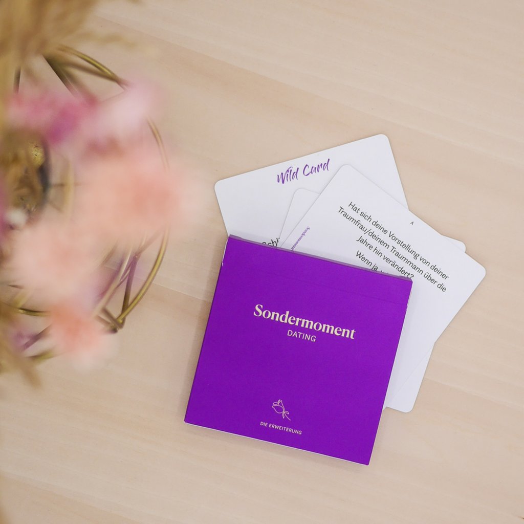 sondermoment's tweet photo. EIN NEUES PRODUKT⁠
unser Dating #Expansion Pack, jetzt für euch, in Taschenformat und einfach zum einstecken und mitnehmen für das nächste Date. Vermeide peinliche Pausen und kreiere ein interessantes #Date, das so wahrscheinlich noch nicht stattgefunden hat. #datingnight https://t.co/b5gOo7qFst