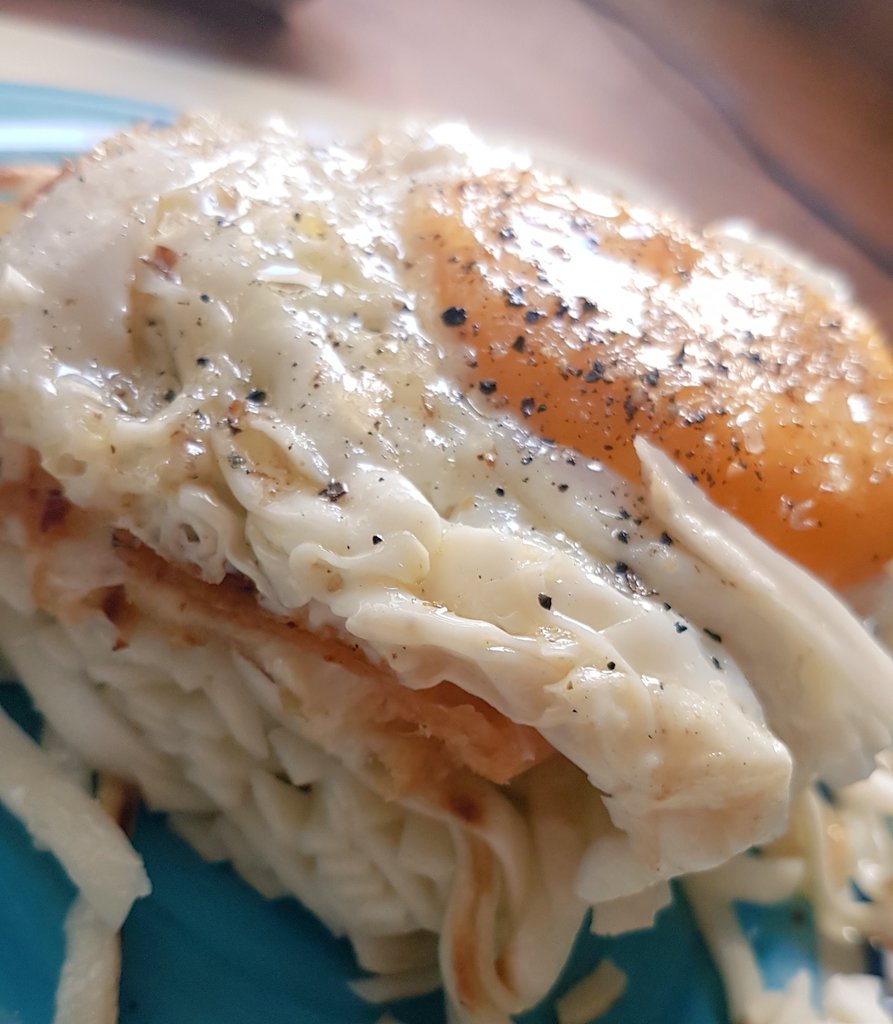 nsalvarrey's tweet photo. Me hice una tortilla de fideos. Le puse una provoleta arriba. Le puse un huevo frito arriba. Más #PorquePodemos no hay. https://t.co/fNWyujLTW1