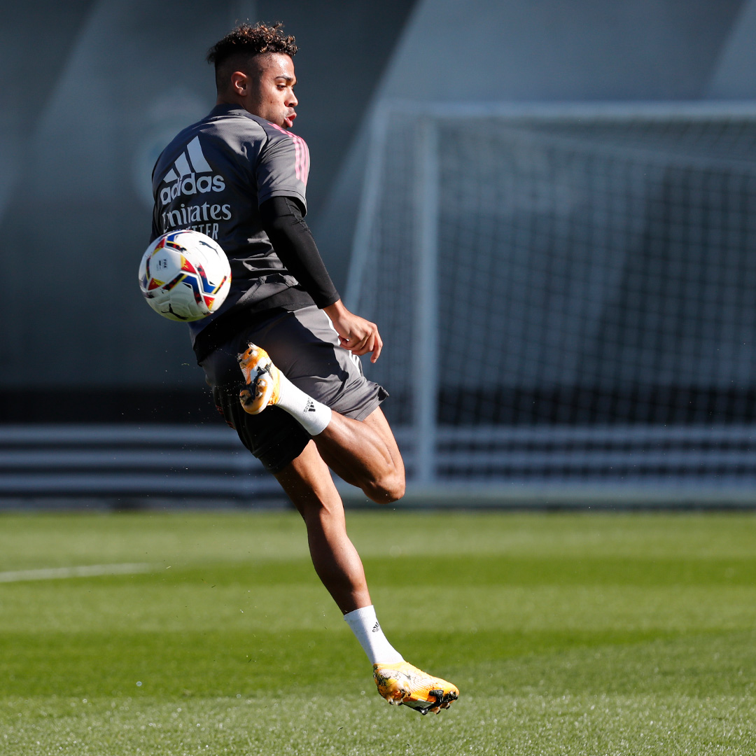 realmadrid's tweet photo. �� @marianodiaz7 👈
#RMCity • #HalaMadrid https://t.co/YjGJ7kfDA4