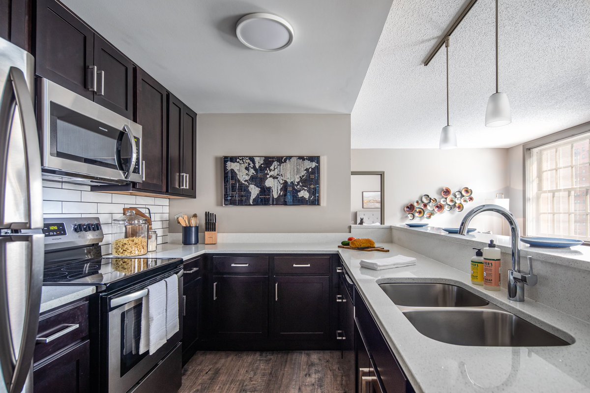 TheStatlerCle's tweet photo. Our spacious kitchens are a perfect spot to cook up something warm on a cold fall afternoon! 🍁 Schedule a tour today to see our beautiful apartments in person!

#clevelandapartments #cleveland #downtowncleveland #downtowncle https://t.co/zwO6L8nPim