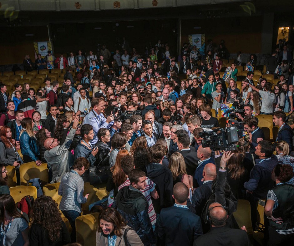 Apple e Osservatorio Permanente Giovani – Editori hanno firmato un protocollo d’intesa con il Ministero dell’Istruzione per contribuire a rafforzare il processo di digitalizzazione della scuola italiana.

osservatorionline.it/page/245452/ap…

 #apple #ministeroistruzione #opge #scuoladigitale