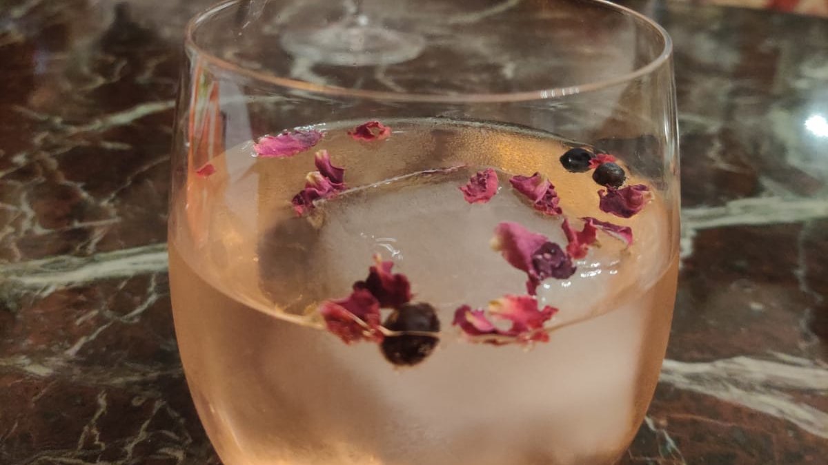 Recipeasy2's tweet photo. Decoration is key. As well as food, I'll be having a look at how to make some easy, yet delicious drinks including this gin and tonic! Just head over to my website to find out how! https://t.co/EyYUQnSEmn