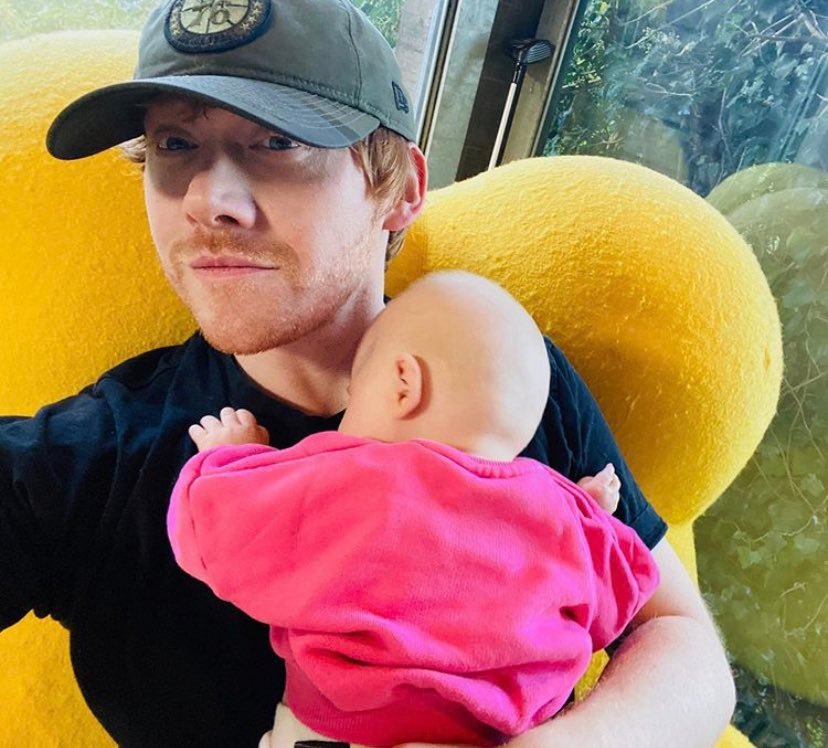 musicnewsfactpl's tweet photo. Rupert Grint opublikował pierwsze zdjęcie ze swoją córeczką https://t.co/E14JmHEMkc