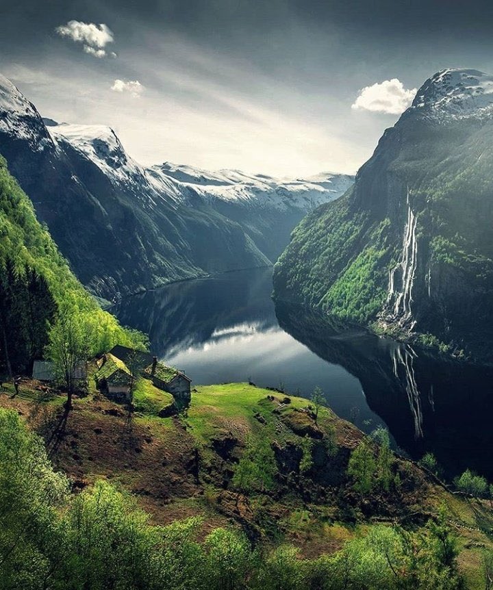 TraveIPortraits's tweet photo. 📍Bergen, Norway 🇳🇴
#Bergenshalvøya #norvegia #norway #vestland #nature #norge #river #mountains #snow #travel #fjorder #fjords https://t.co/fq76NFGMpP