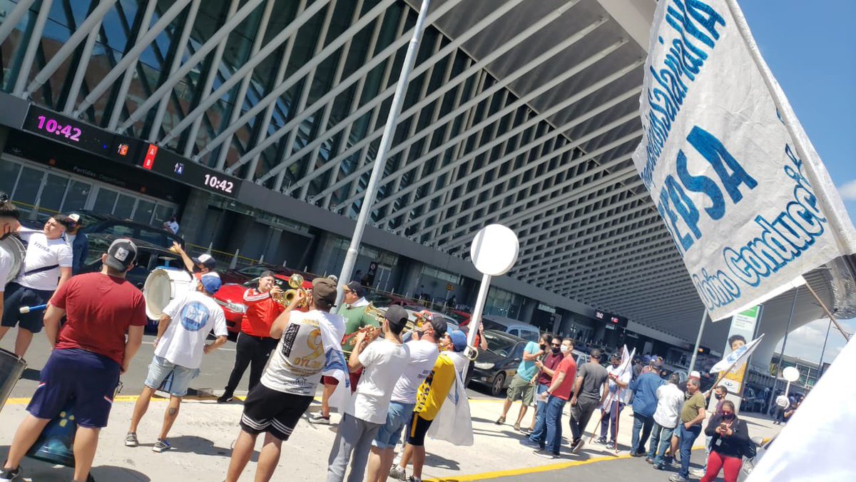 ATEPSA_Nacional's tweet photo. Estamos en la #caravanaaeronautica por una política aérea que incluya a las y los trabajadores #EANArecomposicionSalarialYA #ConvenioColectivoSectorialANAC #MeoniMoroniEstaEnSusManos #AeronauticxsConTrabajoDigno https://t.co/ph1NDnQvwU