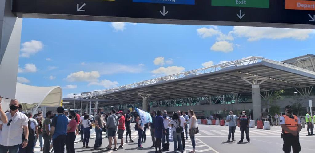 ATEPSA_Nacional's tweet photo. Estamos en la #caravanaaeronautica por una política aérea que incluya a las y los trabajadores #EANArecomposicionSalarialYA #ConvenioColectivoSectorialANAC #MeoniMoroniEstaEnSusManos #AeronauticxsConTrabajoDigno https://t.co/ph1NDnQvwU