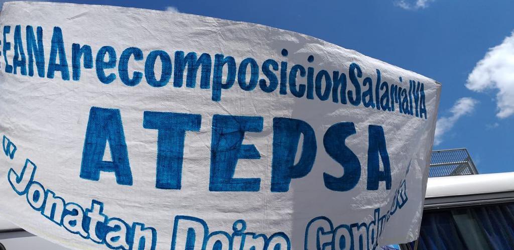 ATEPSA_Nacional's tweet photo. Estamos en la #caravanaaeronautica por una política aérea que incluya a las y los trabajadores #EANArecomposicionSalarialYA #ConvenioColectivoSectorialANAC #MeoniMoroniEstaEnSusManos #AeronauticxsConTrabajoDigno https://t.co/ph1NDnQvwU