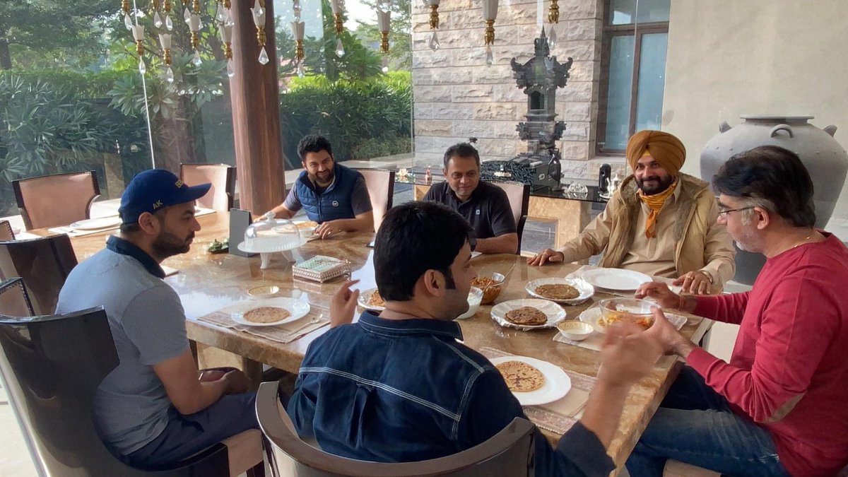KapilSharmaK9's tweet photo. Meeting @sherryontopp paji  n eating #pranthas after a long time 🤗🤟 https://t.co/un5Q7fub2q