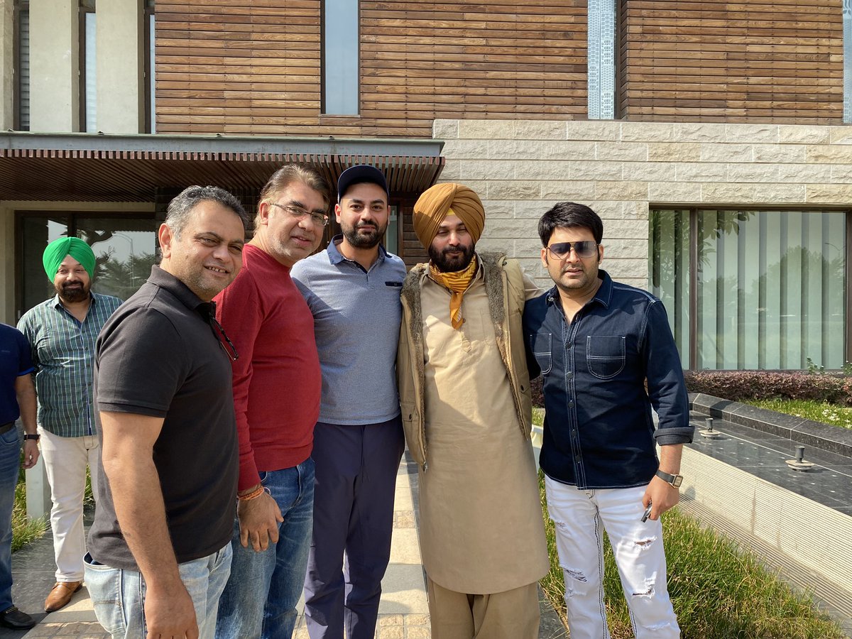 KapilSharmaK9's tweet photo. Meeting @sherryontopp paji  n eating #pranthas after a long time 🤗🤟 https://t.co/un5Q7fub2q