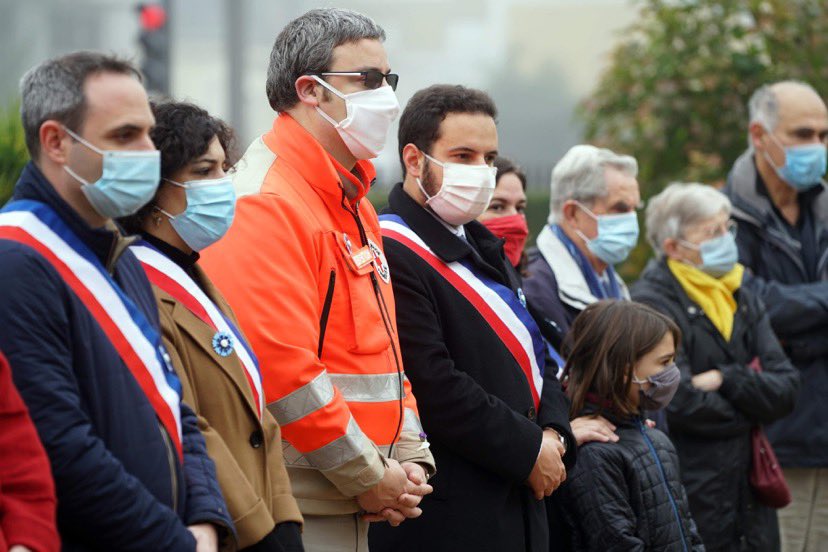 AzzazNadege's tweet photo. Cérémonie du #11Novembre à #Châtillon pour commémorer nos héros morts pour notre Nation. Hommage à ceux qui se sont battus pour notre Liberté. Gratitude à ceux qui nous protègent au quotidien, nos militaires, nos forces de l’ordre et de secours, et nos soignants 🇫🇷 https://t.co/6eWhNXGl5M