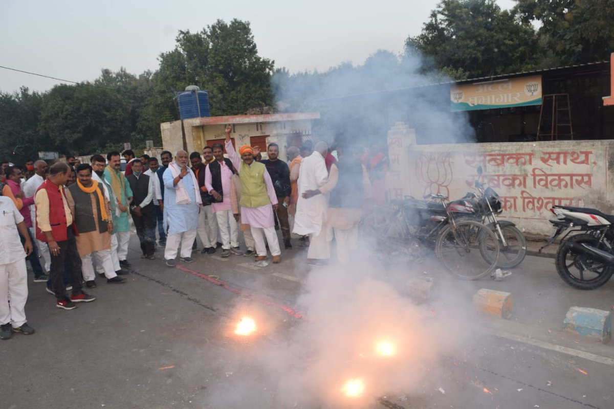 LalluSinghBJP's tweet image. बिहार चुनाव व उत्तरप्रदेश सहित विभिन्न राज्यों के उपचुनाव में प्रचंड विजय प्राप्ति पर अयोध्या भाजपा मुख्यालय पर सभी कार्यकर्ताओं ने पटाखे फोड़कर व मिठाई खिलाकर जश्न मनाया।
#PmModiSuperWave 
#ModiHaiToMumkinHai