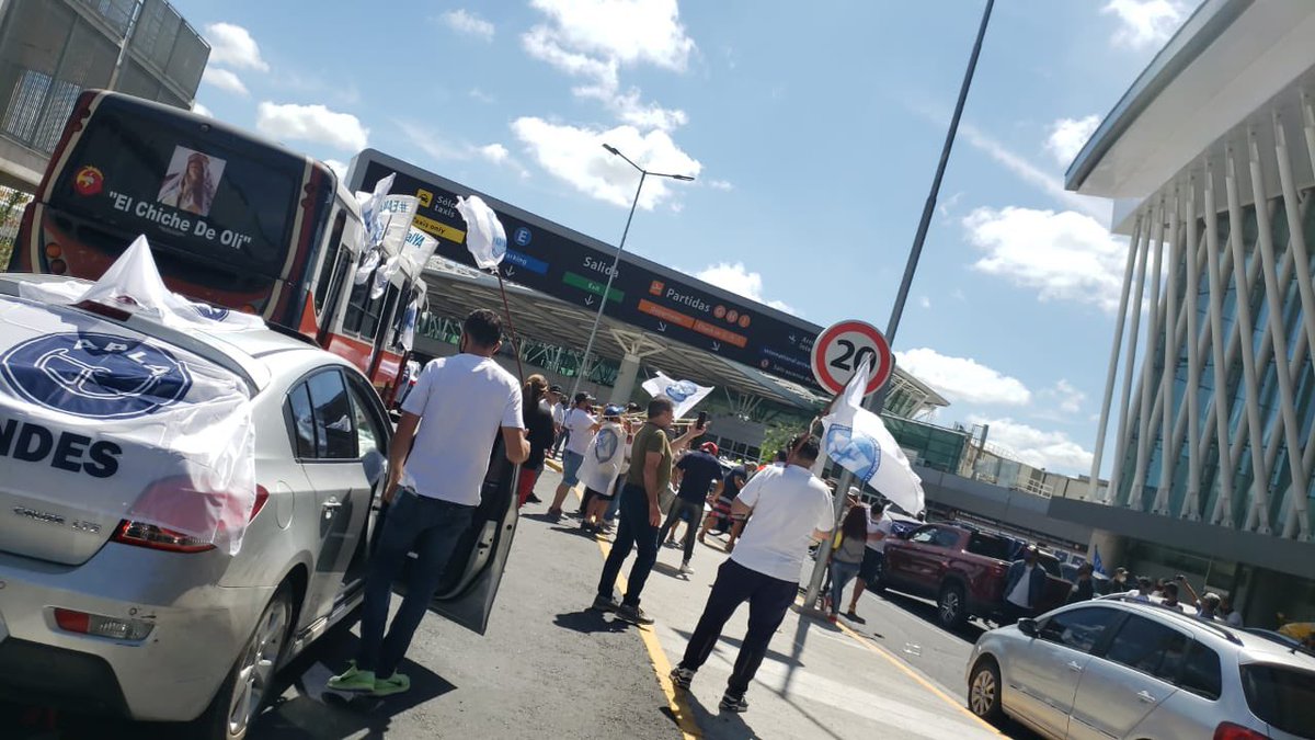 ATEPSA_Nacional's tweet photo. Estamos en la #caravanaaeronautica porque necesitamos que nuestros derechos sean respetados. #EANArecomposicionSalarialYA #ConvenioColectivoSectorialANAC #MeoniMoroniEstaEnSusManos #AeronauticxsConTrabajoDigno https://t.co/XiZ5XlyVcF