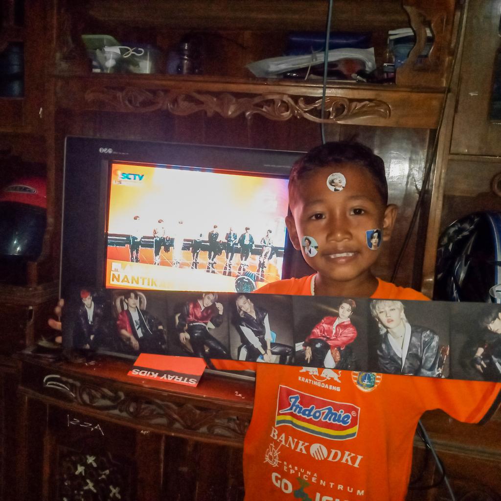 baesngj0's tweet photo. Adek : kak ayo fotoin aku pengen iphone π€£π€£π€£π€£
#selfieShopeeSKZ
#1111shopeestraykids
#ShopeeID1111
#ShopeeUndangSKZ
#ShopeeLiveSTRAYKIDS
@ShopeeID @Stray_Kids https://t.co/4DlblyUFCP