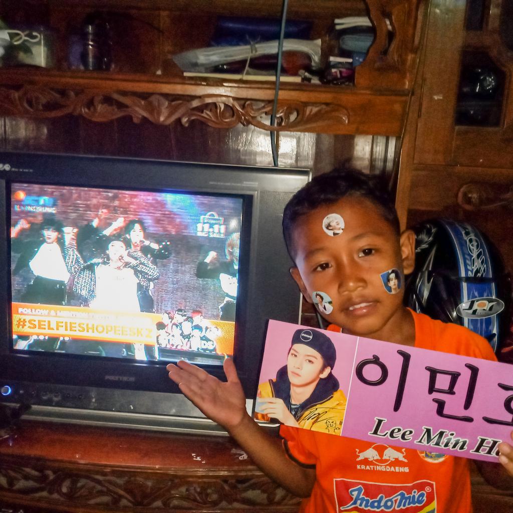 baesngj0's tweet photo. Adek : kak ayo fotoin aku pengen iphone π€£π€£π€£π€£
#selfieShopeeSKZ
#1111shopeestraykids
#ShopeeID1111
#ShopeeUndangSKZ
#ShopeeLiveSTRAYKIDS
@ShopeeID @Stray_Kids https://t.co/4DlblyUFCP