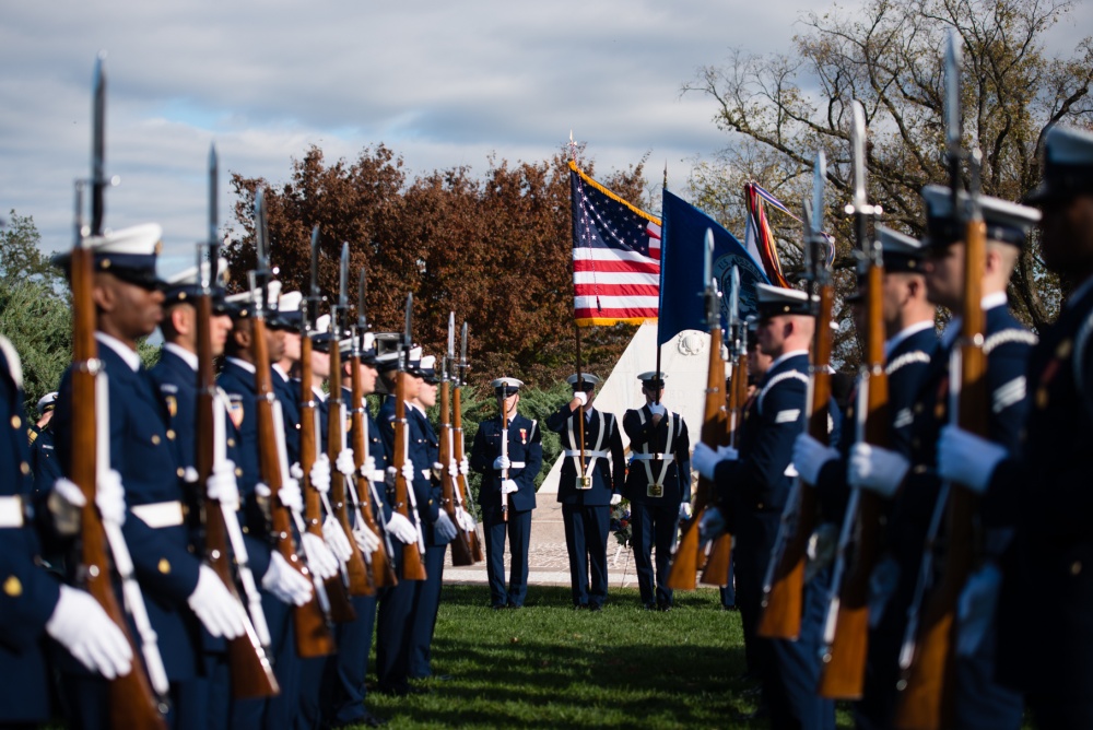 USCGPA's tweet photo. Today we look back and honor the men and women who answered our nation's highest call. Protecting the core ideals, values, and our freedom with their lives. Thank a #veteran today. #HappyVeteransDay #VeteransDay2020 https://t.co/ASYtztXlMg