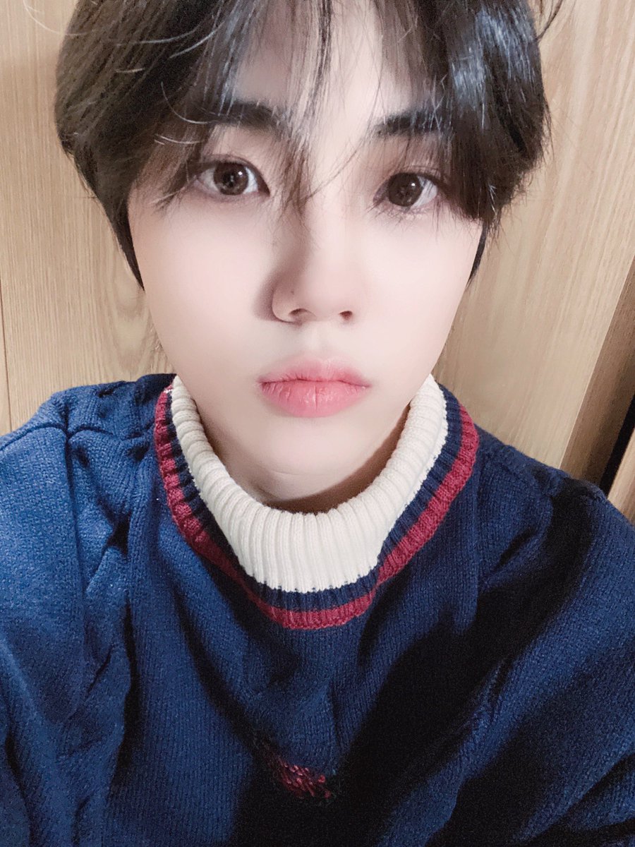 CRAVITY_twt's tweet photo. 러비티 어제 브이 라이브 봐주셔서 감사해요 키키 전 이제 자려구요 안녕히 주무세요 알라뷰❤️ 자주 올게요~>< #성민 #알라뷰 https://t.co/FcRLjeqw0d