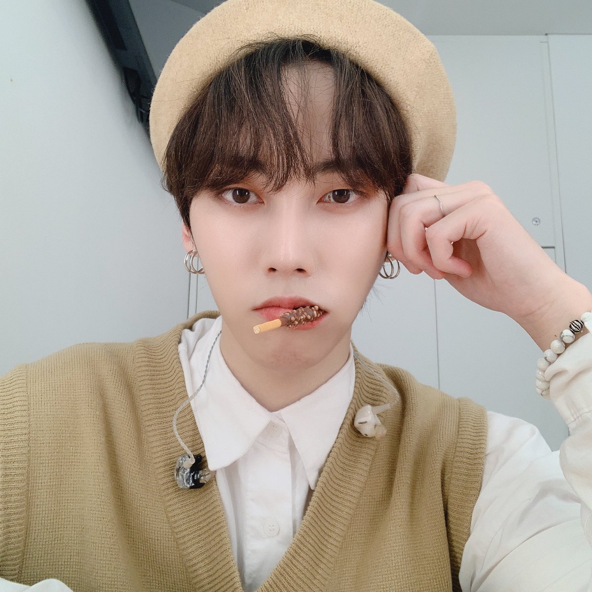 MYst_member's tweet photo. [#우진] 
오늘은 빼빼로데이였다!!
새로운 맛이 많이 나왔다😯
오랜만에 먹었는데
생각보다 맛있었다☺️
#MYst #마이스트 #Woojin https://t.co/o63hGfGhA9