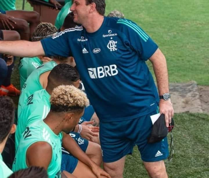 PausDoFut's tweet photo. De olho na titularidade! #PausDoFut https://t.co/Lx74NUUMY0
