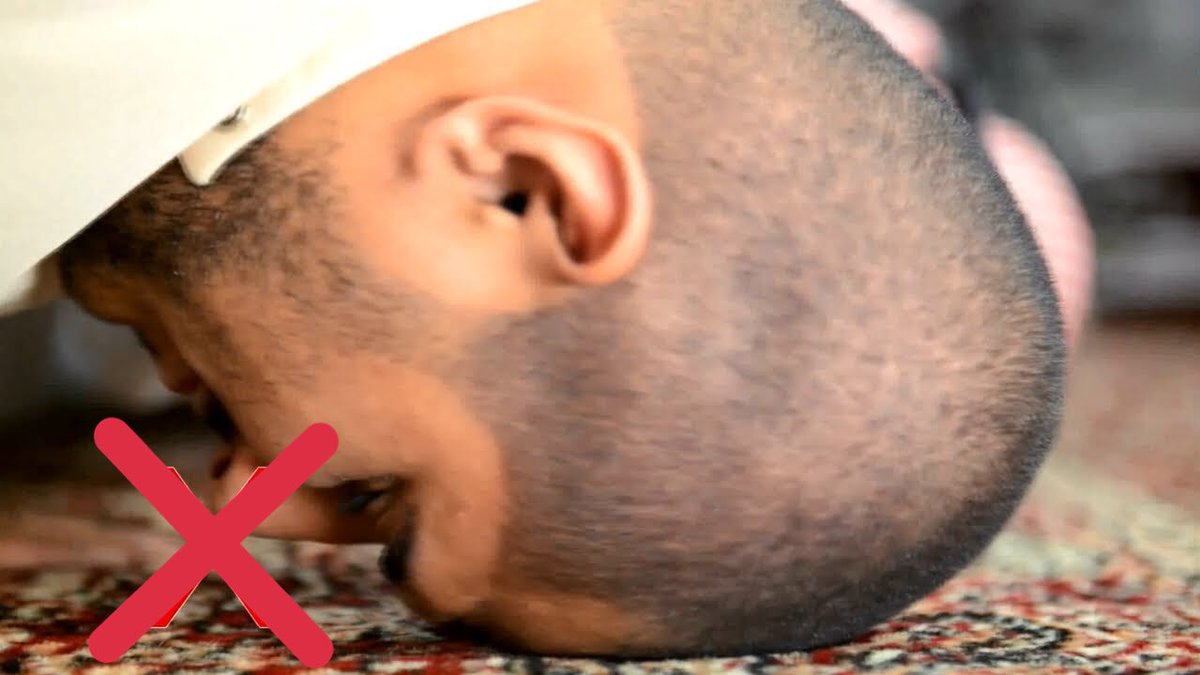 49) Se prosterner sur le front et poser le nez au sol est un acte sunnah. Il est recommandé (mandub) de le faire, mais si on ne le fait pas, il nous est demandé de refaire la prière dans son temps.50) Se prosterner sur les habits que l’on porte est un acte détestable