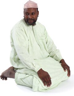 85) Dire le salam (seulement une fois) est un acte obligatoire pour l’imam et celui qui prie seul ainsi que le suiveur.Il sera recommandé de dire "As-Salam ‘Aleykoum wa rahmat’Allah" des deux côtés pour éviter la divergence avec les autres écoles qui considèrent ça obligatoire