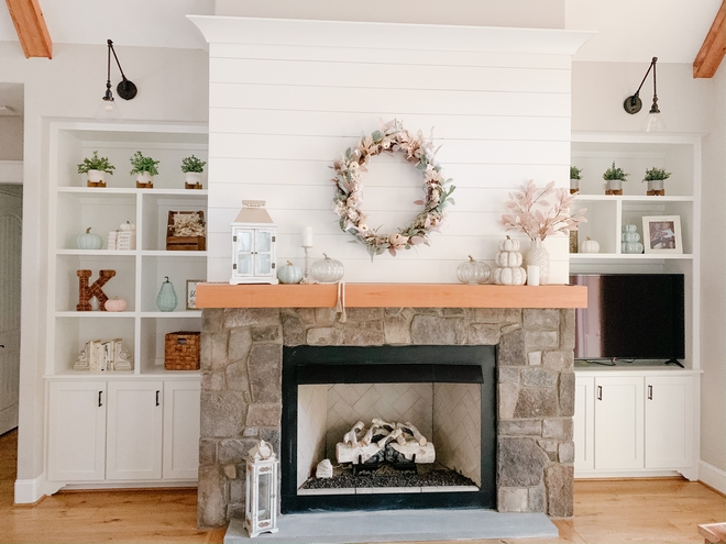 Savoy_House's tweet photo. This beautiful house showcased on @HomeBunch features Drake adjustable wall lights flanking the fireplace and Orsay bath bars in the master bathroom. See more at https://t.co/yelzIVbnmP

#WallLights #BathLights https://t.co/YGB1NevPWC