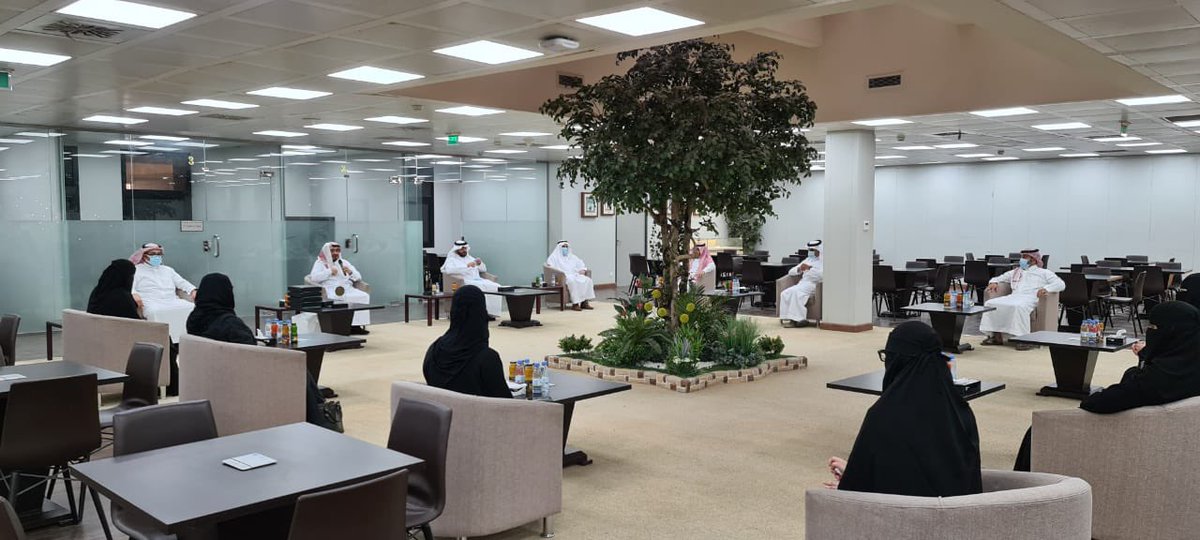 CCIS_IMAMU's tweet photo. بحضور سعادة عميد الكلية الدكتور وليد بن أحمد الروضان بمعية وكلاء الكلية ورؤوساء الأقسام العلمية،وحضور سعادة د. عريب العويشق، أقيم اليوم حفل تكريم خاص في بهو الكلية لطالبات الفائزات بالمركز الأول في مسابقة تحدي نيوم (مسار النقل) للذكاء الاصطناعي في القمة العالمية للذكاء الاصطناعي. https://t.co/Q1mVSQw2uE