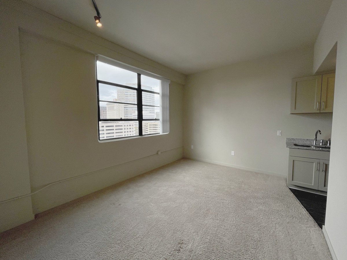 CapitolPlaces's tweet photo. Our newest addition Thirteen 21 Lady offers modern upgrades and city views. Looking for a ready-to-move-in 1 bedroom, 1 bath we've got you covered!
(803) 779-5171
https://t.co/s8EZq3kTrg
.
.
.
#CapitolPlaces #downtownliving #syncoproperties #mainstdistrict #mainstcolasc https://t.co/KZFFeceLRk