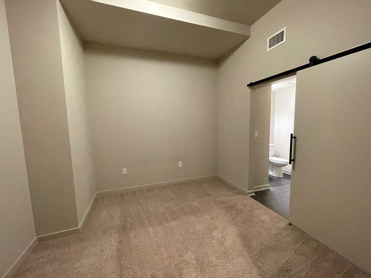 CapitolPlaces's tweet photo. Our newest addition Thirteen 21 Lady offers modern upgrades and city views. Looking for a ready-to-move-in 1 bedroom, 1 bath we've got you covered!
(803) 779-5171
https://t.co/s8EZq3kTrg
.
.
.
#CapitolPlaces #downtownliving #syncoproperties #mainstdistrict #mainstcolasc https://t.co/KZFFeceLRk
