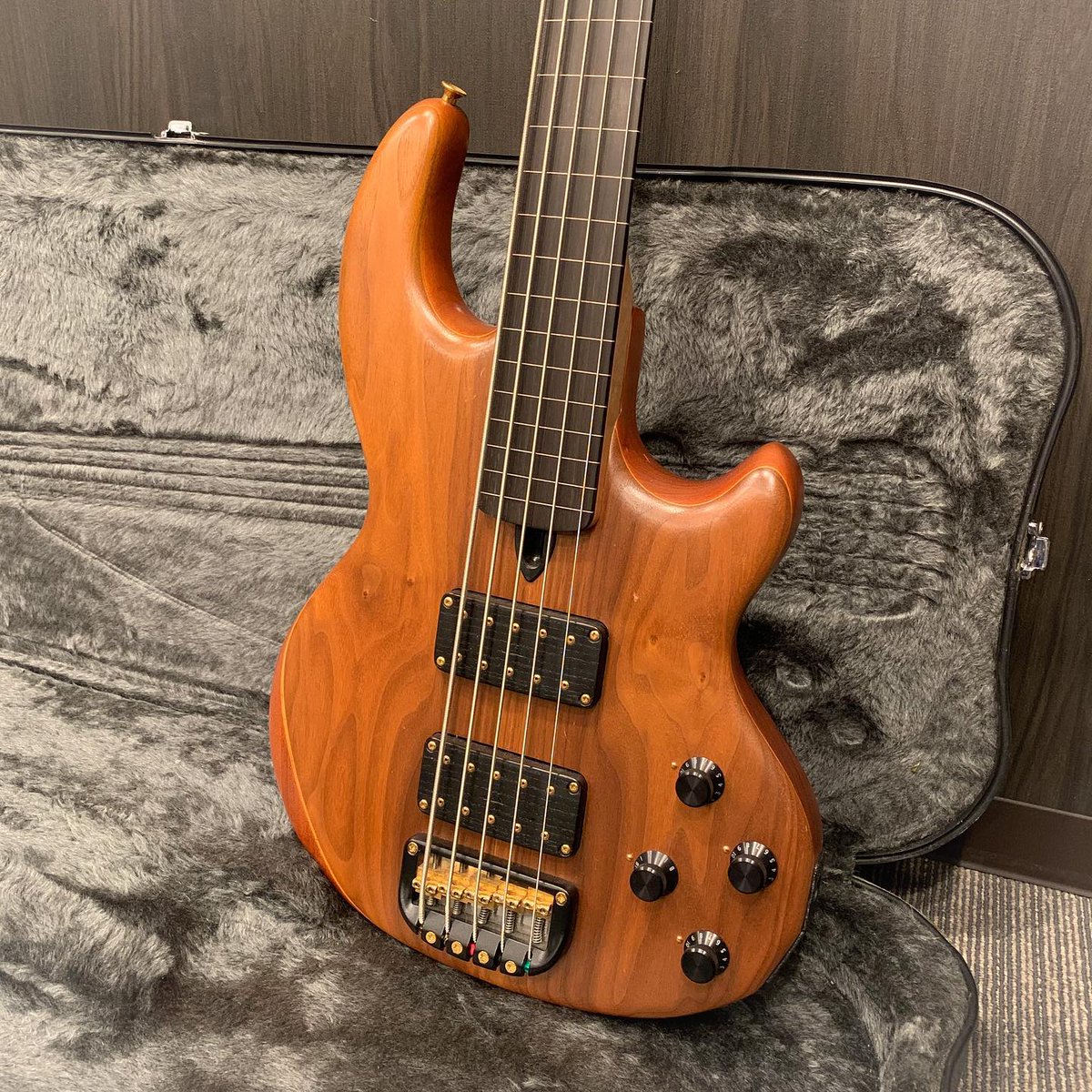 ikebegakki's tweet photo. 11111😛
https://t.co/YWzjI4xWuR

#ベースの日 #IKEBEベースの日 #ベースの日2020   #walbass #fretlessbass https://t.co/OzDCfVuDr0