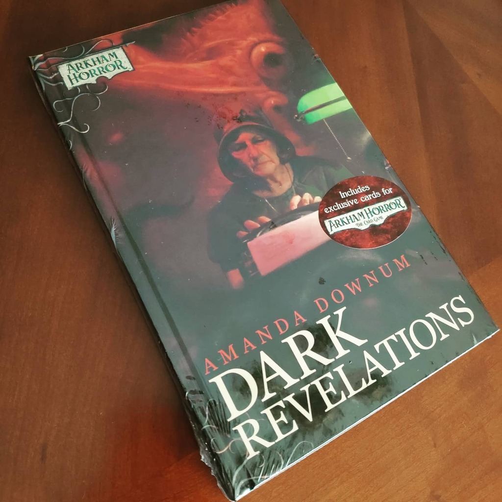 Perichip's tweet photo. Pues ya ha llegado la nueva novela de Arkham Horror. Vamos a ver qué tal la historia de Gloria Goldberg y de camino que tal su cartas para el juego. #ArkhamHorrorLCG #boardgames #juegosdemesa #CartasPromo https://t.co/8c0DrFJovK