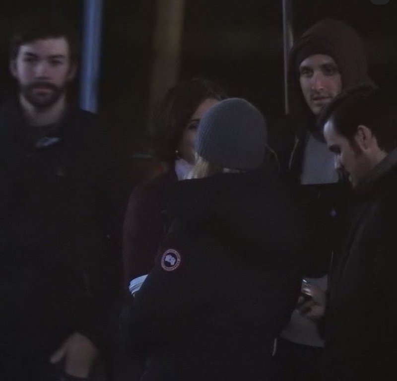 swanqueen8007's tweet photo. Looks like cast were shielding lana and jen, same day, Lana and jen, REAL ❤❤ #morrilla #lanaparrilla #jennifermorrisson https://t.co/NHHdlQsqId