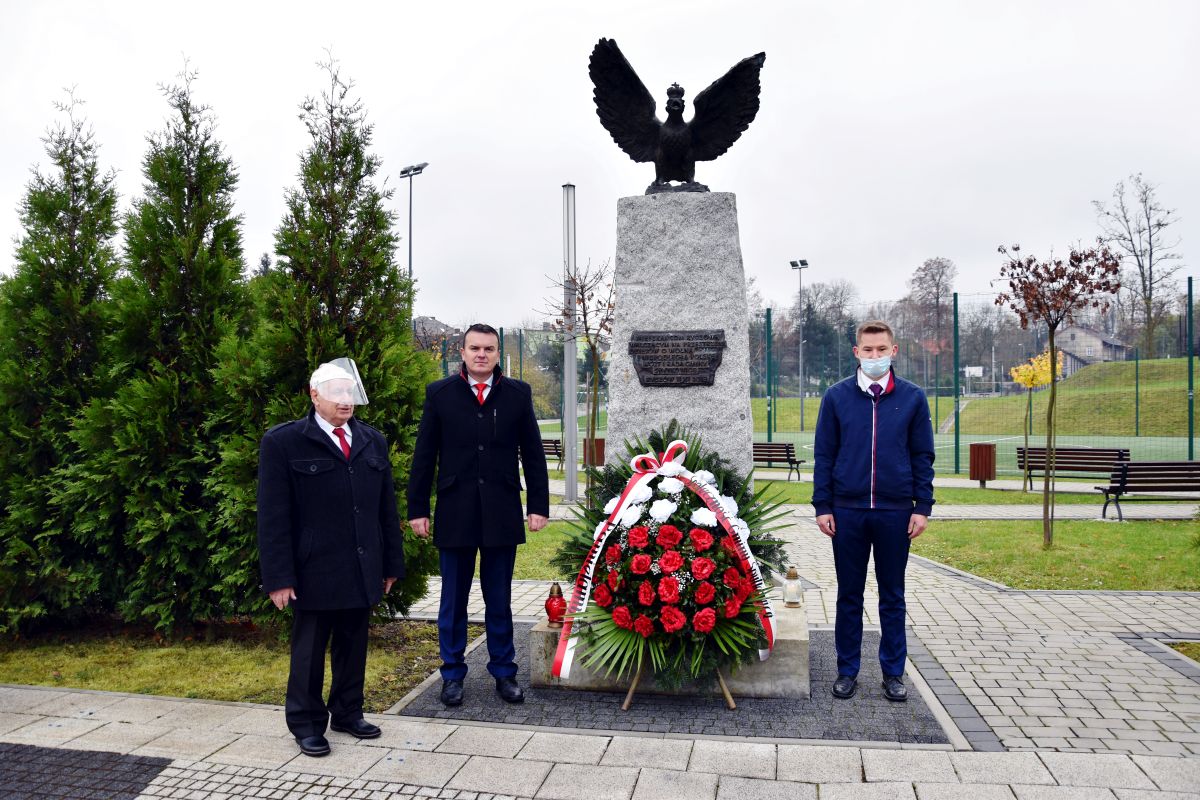 📅 11.11.2020 r. - wójt gminy <a href="/KrystianMariusz/">Mariusz Krystian</a> wraz z przew. Rady Gminy Jerzym Piórowskim i sołtysem Ryczowa Adrianem Klają złożyli kwiaty oraz zapalili znicze pod pomnikiem upamiętniającym Mieszkańców walczących na przestrzeni dziejów o wolną i niepodległą Polskę.