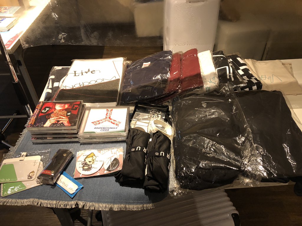 kirakirassw0305's tweet photo. 今日は好きな音楽とライブ仲間、そして顔見知りの人会えてこれがハコでのライブの楽しみ方って感じで楽しい1日だった!!😊
 #梅田Zeela 
#Andendboom
#AnSept 
#今日のうぇーい https://t.co/PXJTVyQt7u