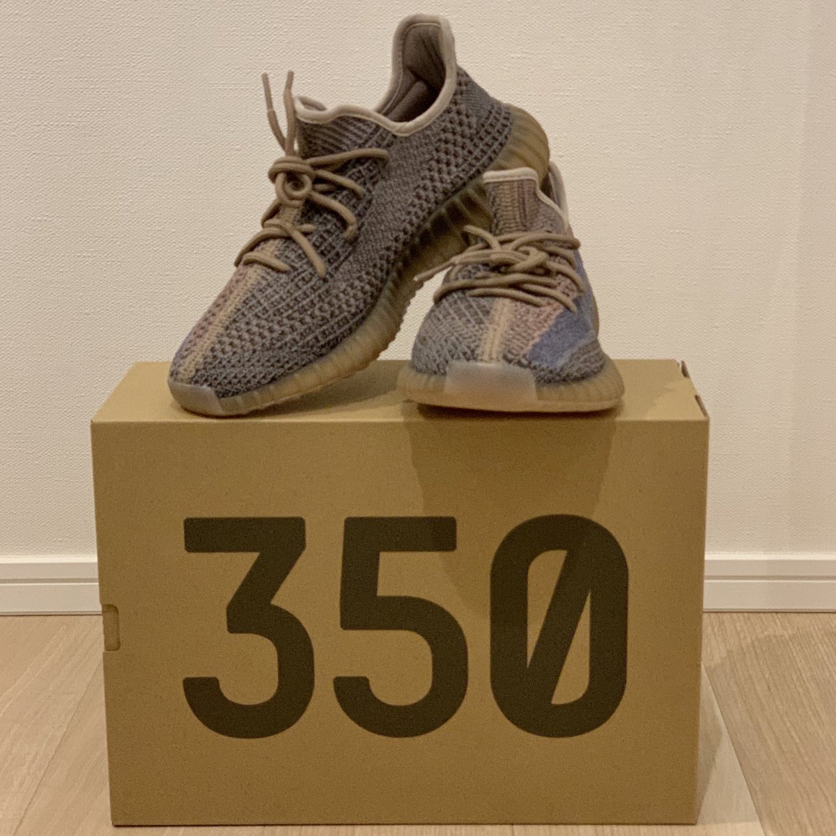 CLIFF_EDGE's tweet photo. アディダスのYEEZY BOOST！！
発売日にめちゃめちゃ運良くゲットできた！！
明日から抽選もあるんだよね！

履こうかコレクションか、、、
悩む、、、

#スニーカー
#スニーカーファッション
#スニーカー男子
#アディダス
#yeezyboost
#KanyeWest 
#adidas
#イージーブースト
#カニエウェスト https://t.co/3TuIHyoG00