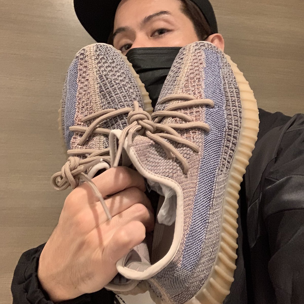 CLIFF_EDGE's tweet photo. アディダスのYEEZY BOOST！！
発売日にめちゃめちゃ運良くゲットできた！！
明日から抽選もあるんだよね！

履こうかコレクションか、、、
悩む、、、

#スニーカー
#スニーカーファッション
#スニーカー男子
#アディダス
#yeezyboost
#KanyeWest 
#adidas
#イージーブースト
#カニエウェスト https://t.co/3TuIHyoG00