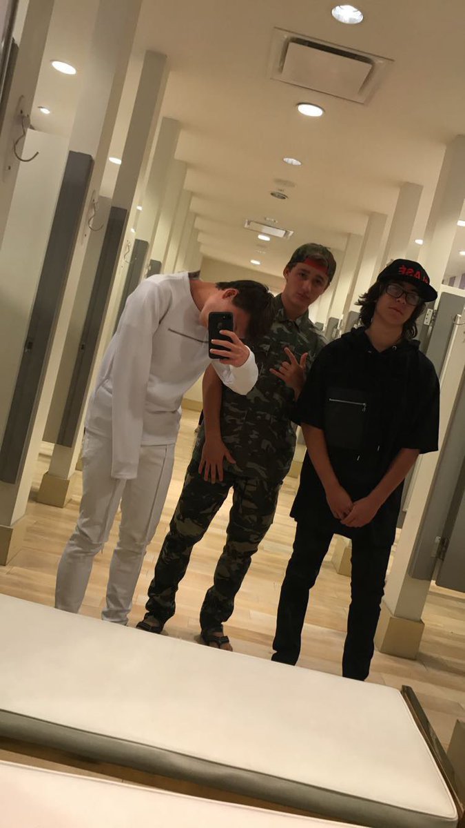 singlecfor3's tweet photo. No u not drippin like us !!!! #splashwarning https://t.co/jMPOj2J2Jt