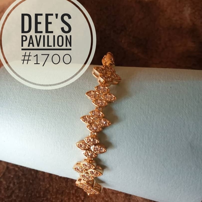 Dees_Pavilion's tweet photo. Ladies Embellished solid gold bracelet available as seen at an affordable price of #1700. I'm or click on link in bio for more details.
.
DEE'S PAVILION... Classy and Affordable Style.
.
#bracelets #gift4her #handchain #bride #owanbe #wcw #jewelrycrush https://t.co/bYmgA7I06x
