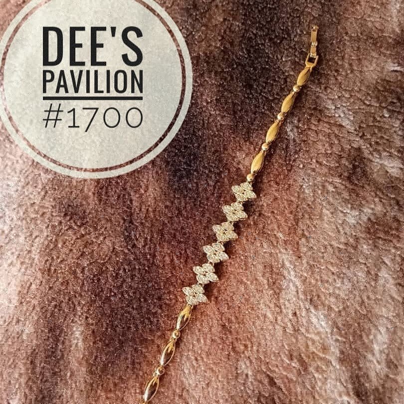 Dees_Pavilion's tweet photo. Ladies Embellished solid gold bracelet available as seen at an affordable price of #1700. I'm or click on link in bio for more details.
.
DEE'S PAVILION... Classy and Affordable Style.
.
#bracelets #gift4her #handchain #bride #owanbe #wcw #jewelrycrush https://t.co/bYmgA7I06x