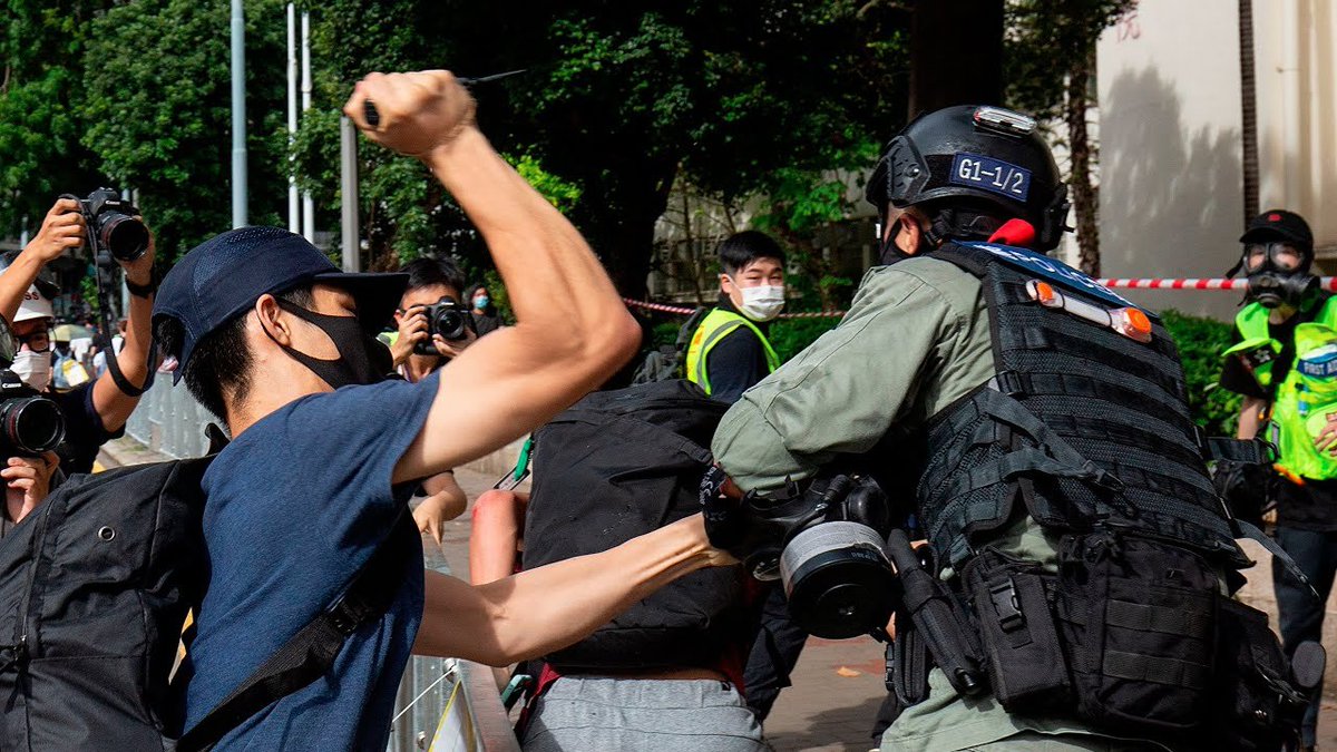 biosboii's tweet photo. @donny_bajohr Ratio'd by a pic of a hong kong protester stabbing a police officer https://t.co/x6nQpKqROZ