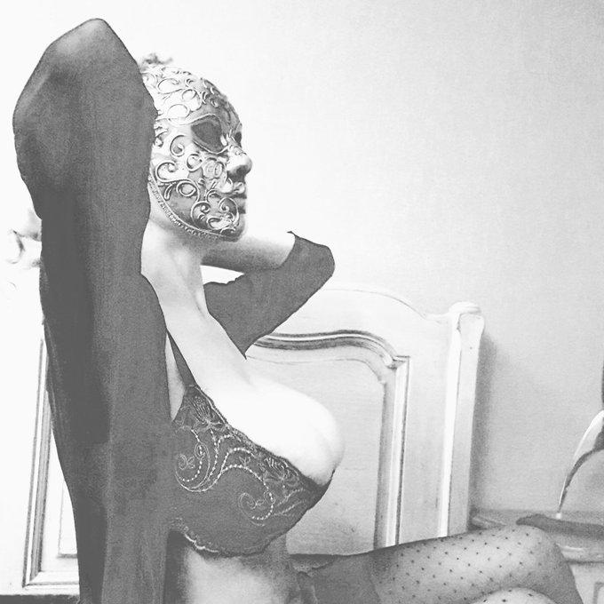 When art and sensuality meet.. https://t.co/Ydej7b2zgD