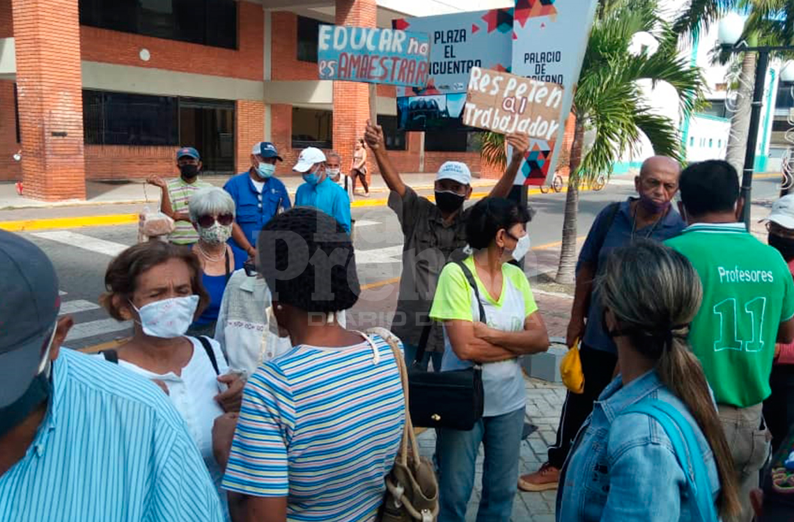 laprensalara's tweet photo. #11Nov | Ahora docentes de #Lara protestan frente a la sede la Zona Educativa en #Barquisimeto en exigencia a la cancelación de sueldos justos 

Más en https://t.co/HYy5DJ2q9K 

Vía: @jesusreportero1 https://t.co/kp3Rn2KKfe