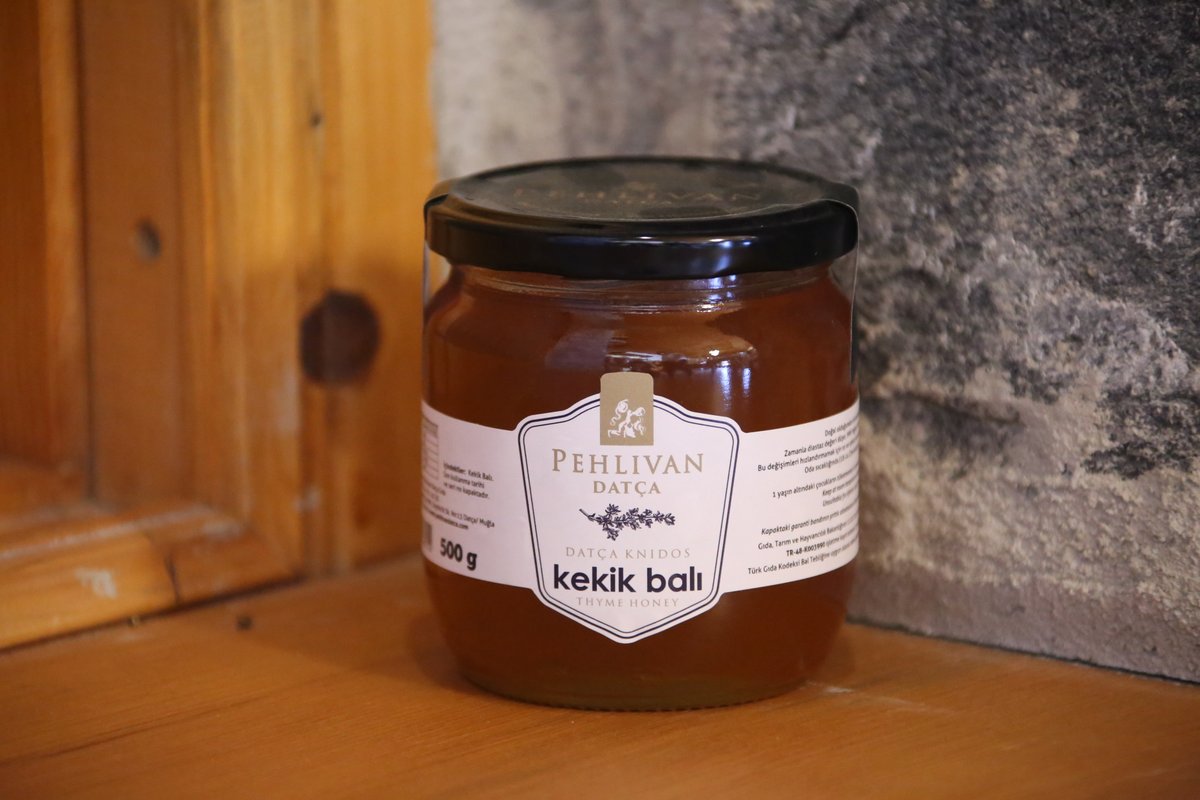 Çam balı, arıların çiçek poleninden değil, Akdeniz iklimine mahsus bazı çam ağacı türlerinin gövdesinde yaşayan bir aracı böceğin salgısını kullanarak ürettiği, müstesna bir baldır. 
Bu eşsiz balı ve çeşitlerini denemek için adres MUTSO Zeytinpark…