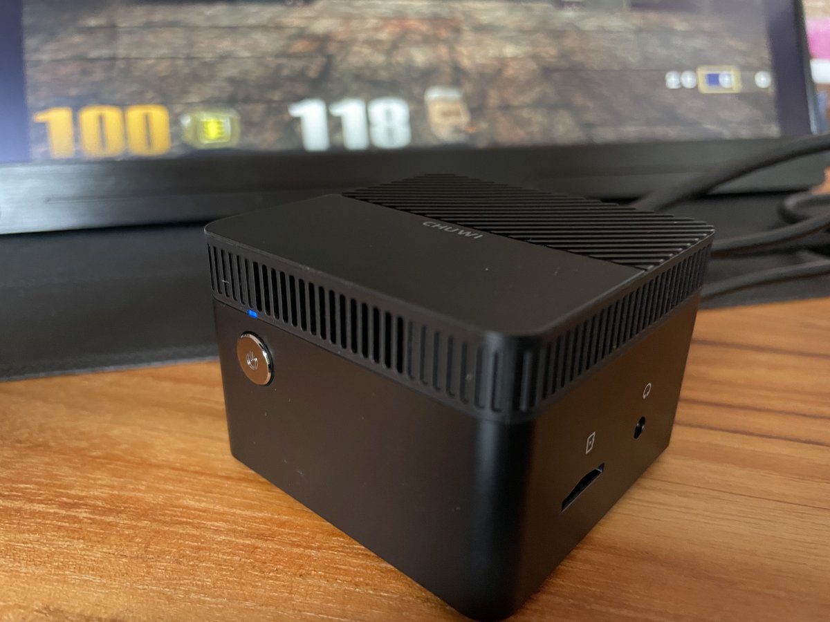 klotzbrocken's tweet photo. Mein neues Gadget. Die #Larkbox. 6 x 6cm Intel Celeron mit 128GB SSD und 6 GB RAM. Wunderbar für Emulation, Classic Games und für Büro-Alltag sowieso. Da lohnt die VMWare Lizenz fast nicht. Zum Vergleich ein https://t.co/pdhzoYDqz0