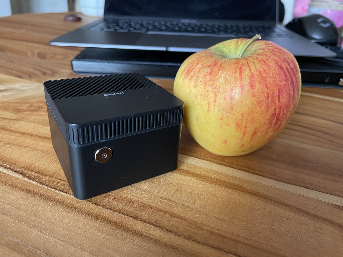 klotzbrocken's tweet photo. Mein neues Gadget. Die #Larkbox. 6 x 6cm Intel Celeron mit 128GB SSD und 6 GB RAM. Wunderbar für Emulation, Classic Games und für Büro-Alltag sowieso. Da lohnt die VMWare Lizenz fast nicht. Zum Vergleich ein https://t.co/pdhzoYDqz0