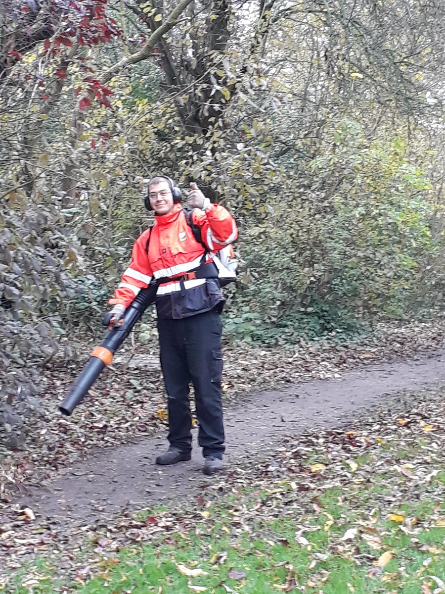 Via het werkgeversservicepunt geven wij mensen met een afstand tot de arbeidmarkt graag een kans. 
Vandaag heeft Sebastiaan, op zijn verjaardag, zijn contract getekend en is hij een trotse groenmedewerker van <a href="/SIGHTLS/">SIGHT Landscaping</a> in <a href="/Gem_Leusden/">Gemeente Leusden</a> . “Een groot cadeau”: volgens Sebastiaan.