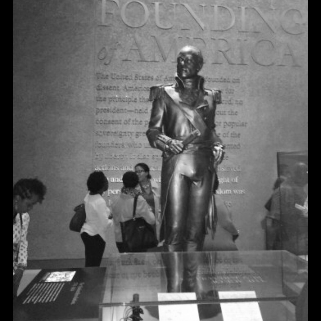 Mais il existe également des statues de Toussaint aux États-Unis au musée afro-américain - National Museum of African American History and Culture, au Bénin à Allada, au Canada (Québec, Montréal), à Cuba
