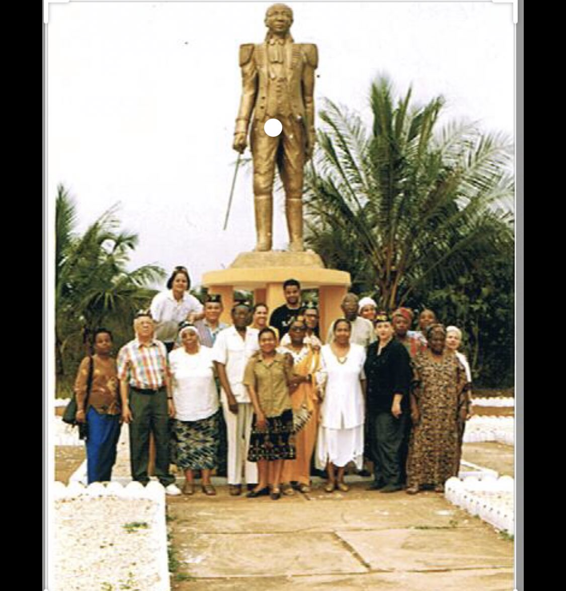 Mais il existe également des statues de Toussaint aux États-Unis au musée afro-américain - National Museum of African American History and Culture, au Bénin à Allada, au Canada (Québec, Montréal), à Cuba