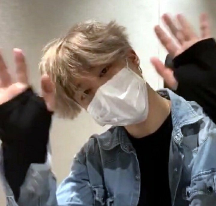Jimiflowr's tweet photo. Nosso bebê todo pitico na live🥺💖💖ainda falou do guinho🥺.....Jiminie é tão precioso https://t.co/LvVWWKF8w7