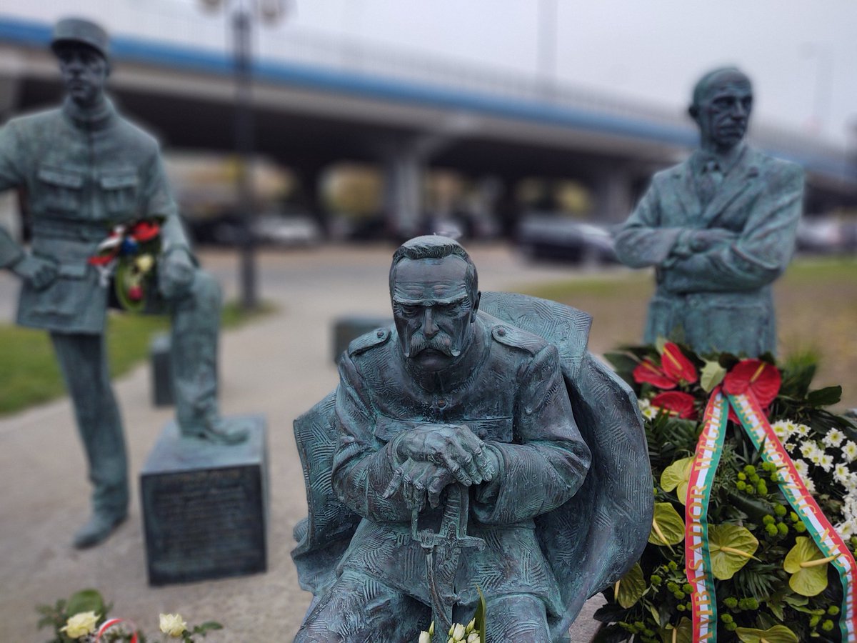 gregorius74's tweet photo. Pomnik Przed Bitwą Warszawską 1920-2020 #Piłsudski 🇵🇱 #deGaulle 🇫🇷 #Teleki 🇭🇺 #Petrula 🇺🇦 #Niepodległość #BitwaWarszawska #Skierniewice https://t.co/AY28u9W3aL
